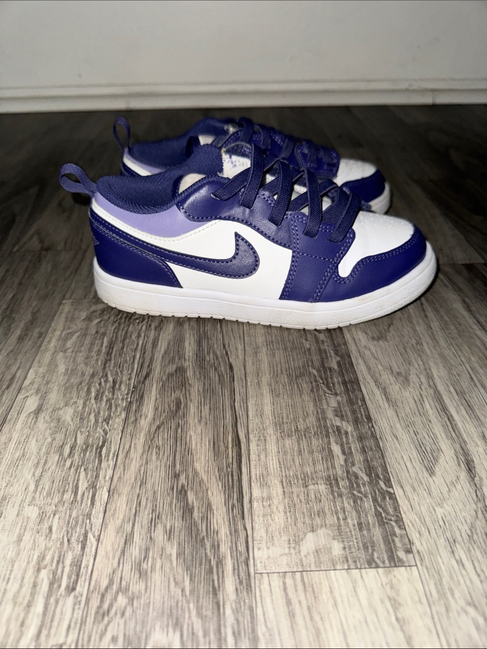 Nike Kids Low-Top Sneakers in Purple and White